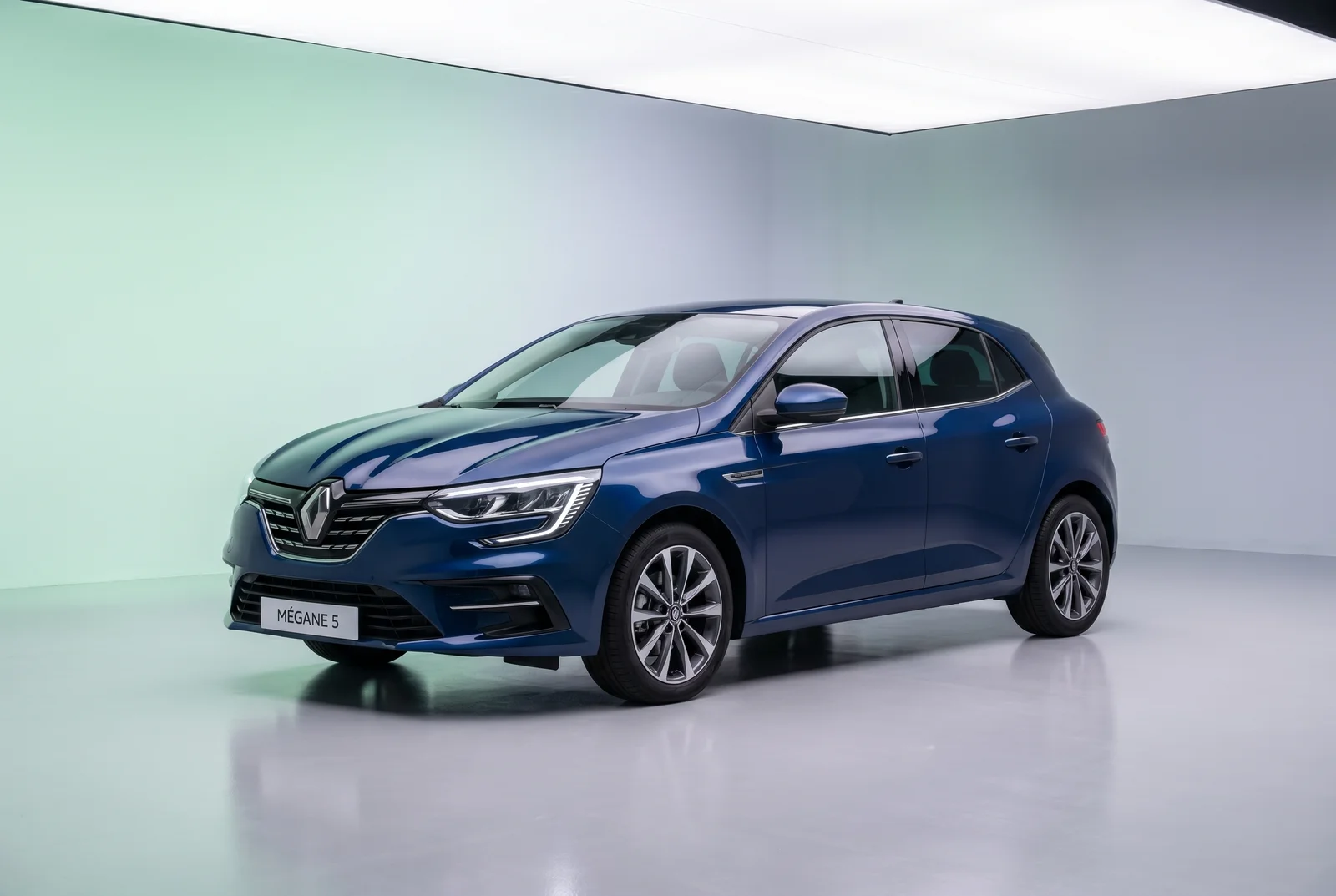 Renault Mégane 5 — location essence auto